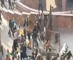 जान बचाने के लिए लाल किले से कूदे पुलिसकर्मी, देखें वीडियो | Kisan Andolan 