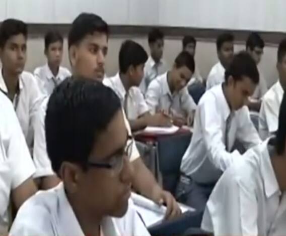 बंद स्कूलों पर मेहरबान UP Board ! | Mudde Ki Baat | ABP Ganga 