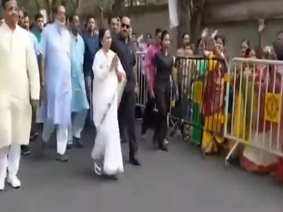 Mamata Banerjee 'प्राइवेट पार्टी' हो गई है TMC?