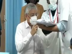 Vaccination Drive : AIIMS के Director Randeep Guleria ने लिया Corona Vaccine