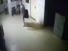 MP : PPE kit पहन कर एक शख्स ने अस्पताल से चुराया LED Tv, 7 दिन बाद अस्पताल प्रशासन को चला पता