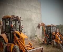 Ateeq Ahmad के गुर्गे गुलफूल के मकान पर चला बुलडोजर | Kaushambi | abp Ganga 