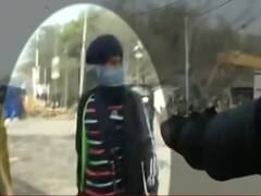 सिंघु बॉर्डर पर किसान और स्थानीय लोगों में पथराव, पुलिस ने किया लाठीचार्ज