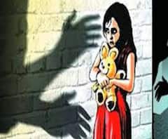 Sexual Assault | लहान मुलीचा हात पकडणे किंवा पँटची चेन उघडणे म्हणजे लैंगिक शोषण नाही : हायकोर्ट