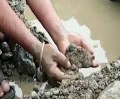 मध्यप्रदेशच्या राजगडमधील पार्वती नदीवर तोबा गर्दी, सोन्याच्या नाण्याच्या आशेपायी ग्रामस्थांचं खोदकाम