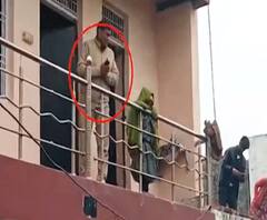 छत पर हाथ जोड़े खड़ा दारोगा, नीचे भीड़ मारने पर उतारू | Agra | ABP Ganga 