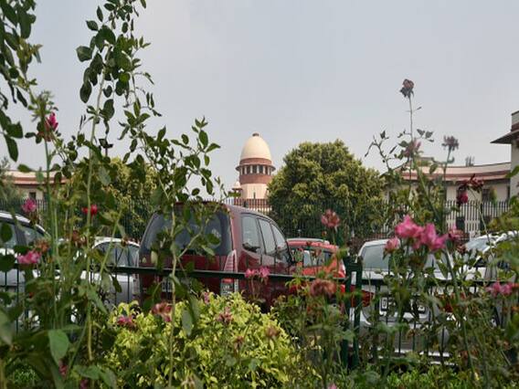 Farmers Protest : कृषि कानूनों के अमल पर रोक की तैयारी में SC, कहा- सरकार सबको समझाकर घर भेजें