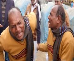 फसल नहीं बिकी तो छलक उठा 'अन्नदाता' का दर्द, अफसरों के सामने ही फूट-फूट कर रोया | Barabanki 