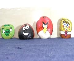 वेगवेगळ्या आकारांच्या दगडांवर साकारले अप्रतिम पोर्ट्रेट,कणकवलीतील सुमन दाभोळकरची सुंदर कलाकृती