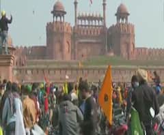 Delhi Tractor Rally Chaos: লালকেল্লায় উড়ল শিখদের ধর্মীয় পতাকা, ভূলুণ্ঠিত হল জাতীয় মর্যাদার প্রতীক, দায় কার? 