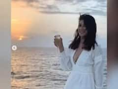 Sriti Jha parties alone on the beach