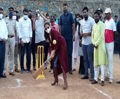 दिंडोशीत रंगला क्रिकेटचा डाव, उर्मिला मातोंडकरांची फटकेबाजी, आमदार सुनील प्रभूंची गोलंदाजी!