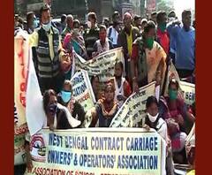 বাসকর্মীদের বিক্ষোভে ধুন্ধুমার, হাজরা মোড়ে পুলিশের সঙ্গে ধস্তাধস্তি