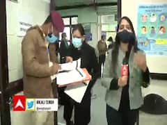 Delhi: वैक्सीनेशन साइट पर संगीत, सेल्फी और तालियों से किया जा रहा हेल्थकेयर वर्कर्स का उत्साहवर्धन