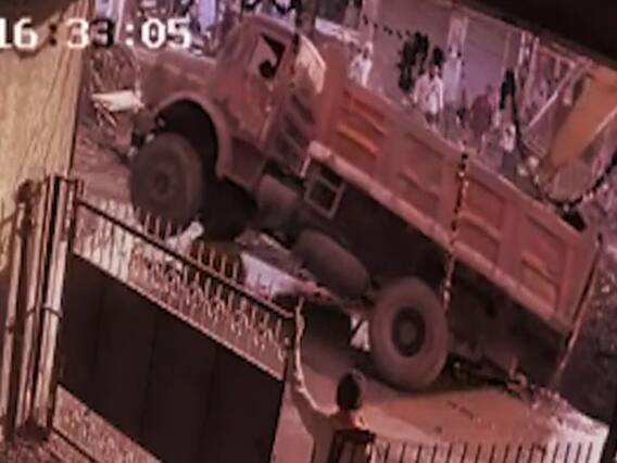 बड़ा हादसा: सीवर लाइन में पलटते डंपर का वीडियो आपको सन्न कर देगा