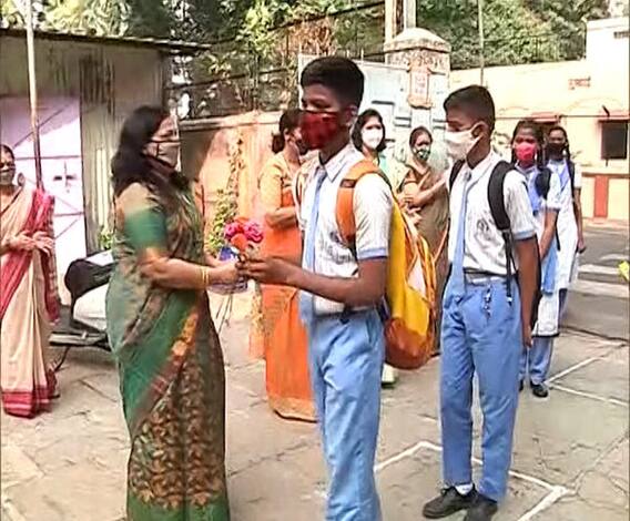 Schools Reopen in Pune | पुण्यात नववी ते बारावीचे वर्ग सुरु; शाळेतील तयारीचा आढावा