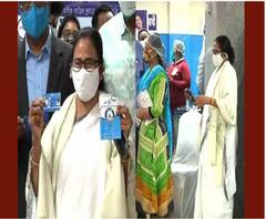 Mamata receives Swasthya Sathi Card: নিজের ওয়ার্ডে লাইনে দাঁড়িয়ে স্বাস্থ্যসাথী কার্ড নিলেন মুখ্যমন্ত্রী