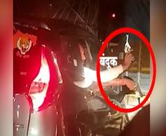 Mumbai - Pune Expressway | मुंबई-पुणे एक्सप्रेस वेवर चालत्या गाडीतून पिस्तुल दाखवत तरुणांची गुंडगिरी