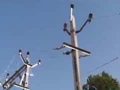  બનાસકાંઠાના સરહદી વિસ્તારોમાં વિદ્યુત બોર્ડની ગંભીર બેદરકારી, જમીનદોસ્ત થયેલા વિજપોલમાં વીજ પુરવઠો યથાવત 