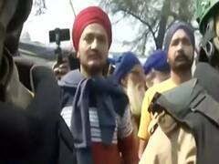 सिंघु बॉर्डर पर कुछ स्थानीय लोग और किसान आमने-सामने, 'बॉर्डर खाली करो' के नारे लगे