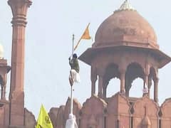 આંદોલનકારી ખેડૂતો પહોંચ્યા લાલ કિલ્લા પર, પોતાનો ઝંડો ફરકાવ્યો 