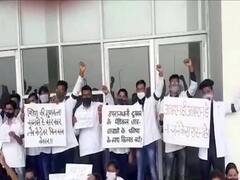 Jharkhand: Dumka Medical College में धरने पर बैठे छात्र, बिना लैब-लाइब्रेरी के चल रही पढ़ाई
