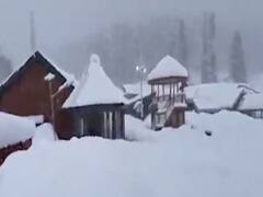  જમ્મુ કાશ્મીરમાં ભારે હિમવર્ષા, રસ્તાઓ પર જામ્યા બરફના થર 