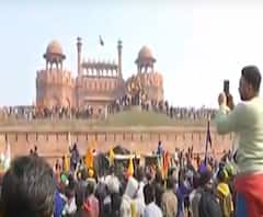 ट्रैक्टर लेकर लालकिले तक जा पहुंचे किसान, देखें उग्र प्रदर्शन का दंग करने वाला VIDEO