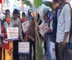 শ্রীরামপুরে রাস্তায় কলাগাছ পুঁতে সড়ক-দুর্যোগের প্রতিবাদ BJP কর্মীদের