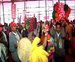 Mumbai Farmers Protest | शेतकऱ्यांकडून पारंपरिक तारपा नृत्य सादर