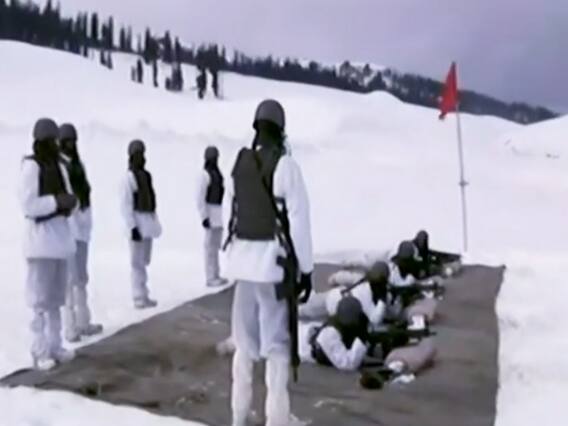 Srinagar: दुश्मनों के साथ-साथ 12000 फीट ऊंचाई पर सर्दी से भी जंग लड़ रहे 11 Garhwal Rifles के जवान 