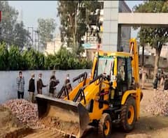 Hathras में प्रशासन ने जमीन को कब्जे से कराया मुक्त | abp Ganga 