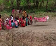 बुलडाण्यातील चिंचोली येथे स्मशानात अंत्यसंस्कार करण्याला मालकाचा विरोध, चार तास मृतदेह रस्त्यावरच