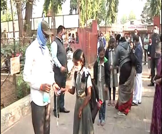 School Reopen | पाचवी ते आठवीच्या शाळा सुरू, 11 महिन्यांनतर शाळांची घंटा वाजली