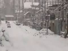 Srinagar में टूटा पिछले 25 सालों के ठंड का रिकॉर्ड, बर्फबारी देखने पहुंच रहे सैलानी