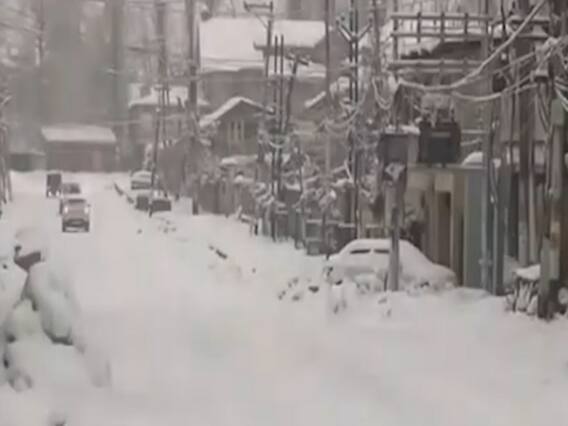 Srinagar में टूटा पिछले 25 सालों के ठंड का रिकॉर्ड, बर्फबारी देखने पहुंच रहे सैलानी