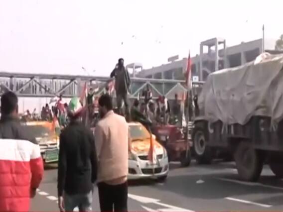 Farmers Tractor Rally : दिल्ली में दाखिल हुए आंदोलनकारी किसान, रैली के दौरान पुलिस से भिड़ंत