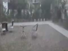 કડકડતી ઠંડી વચ્ચે દિલ્હીમાં વરસાદ સાથે કરા પડ્યા, જુઓ વીડિયો