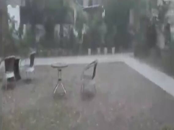 કડકડતી ઠંડી વચ્ચે દિલ્હીમાં વરસાદ સાથે કરા પડ્યા, જુઓ વીડિયો