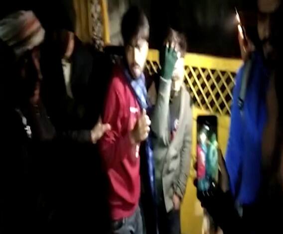 जब भीड़ के चंगुल में फंसा लुटेरा, देखिए कैसी हो गई हालत | Bijour | abp Ganga 