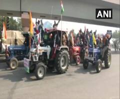 Republic Day Tractor Rally: নির্ধারিত সময়ের আগেই দিল্লিতে কৃষকদের ট্র্যাক্টর র‍্যালি, আটকাতে লাঠিচার্জ-কাঁদানে গ্যাস