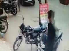 રાજકોટમાં યુવાનની આત્મહત્યા કેસમાં પોલીસ કોન્સ્ટેબલ સામે નોંધાઇ ફરિયાદ, જુઓ વીડિયો