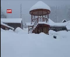 काश्मिरमधील गुलमर्गमध्ये जोरदार बर्फवृष्टी, स्थानिकांना अडचणी मात्र पर्यटकांमध्ये उत्साहाचं वातावरण!