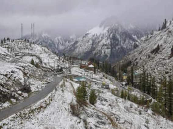 Weather News: Ladakh में बर्फबारी, Delhi-NCR में बारिश