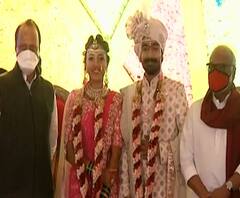 विवाहसोहळ्यात गर्दी करू नका म्हणणारे अजितदादा स्वत: गर्दी असलेल्या लग्नात! लोकप्रतिनिधींना नियम लागू नाहीत?