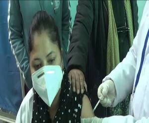 Uttarakhand में कैसा रहा Vaccination का पहला दिन ? | Corona | ABP Ganga 