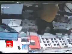 નિકોલમાં જ્વેલર્સમાં ગન સાથે ઘૂસ્યા પાંચ લૂંટારુઓ, જ્વેલરને માર મારી ચલાવી લૂંટ, જુઓ CCTV