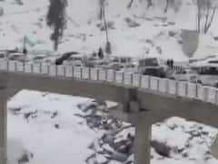 Manali: 500 tourists stranded due to heavy snowfall