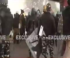 Tractor Parade: नांगलोई में किसानों का पथराव, पुलिस ने छोड़े आंसू गैस के गोले 