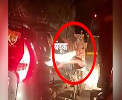 पुणे-मुंबई एक्स्प्रेसवर चालत्या गाडीतून पिस्तूल दाखवत दादागिरी! गाडीवर शिवसेनेचं स्टिकर